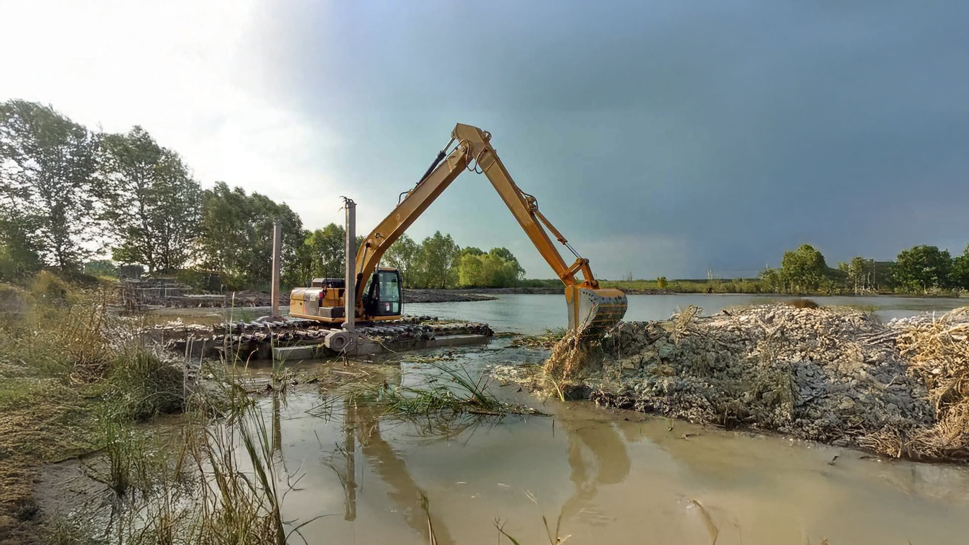 Amphibious Dredging Excavators